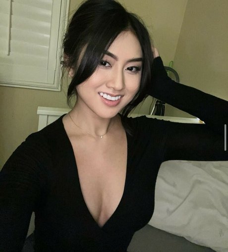 Tiarachakkaw porn model picture