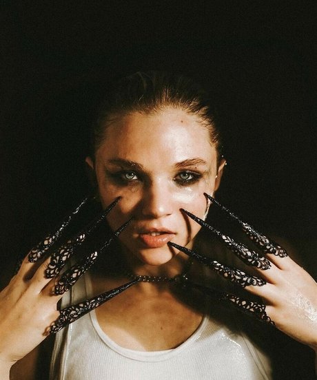 Julia Hart star naked images