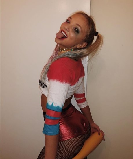 Julia Hart art model gallery