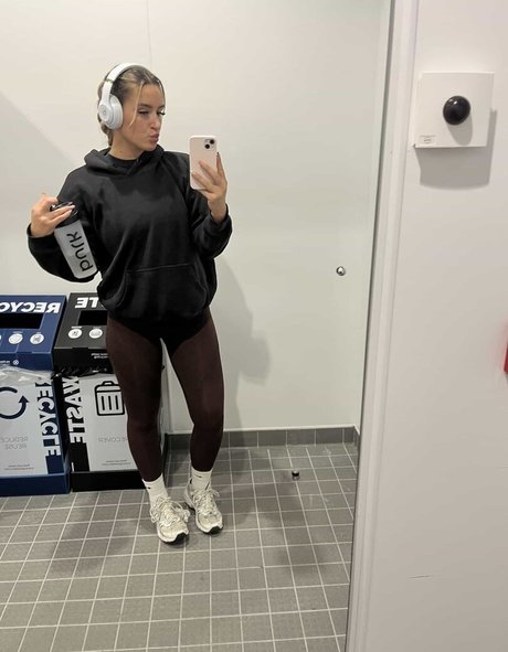 Hol Grace nude model galleries