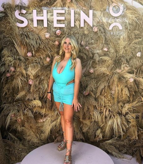 Demi 34JJ sex star pic