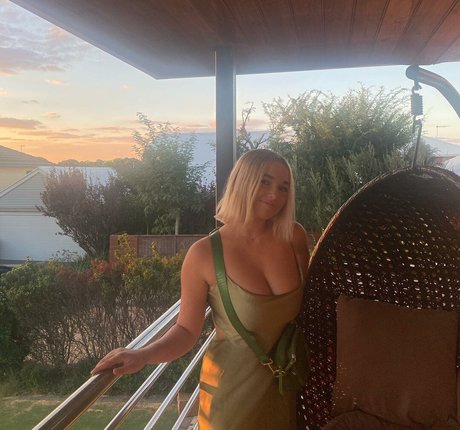 Arlea pretty actress img