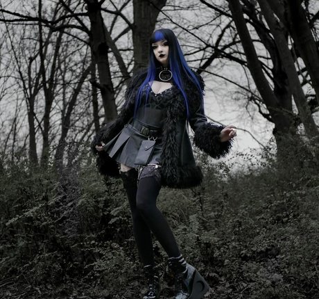 CreepyCassy perfect model pic