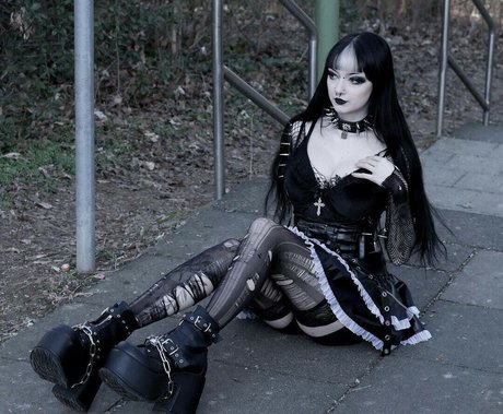 CreepyCassy porn model pics