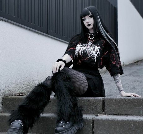 CreepyCassy best model photo