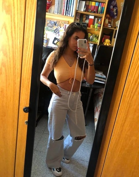 Busty Love art model pictures