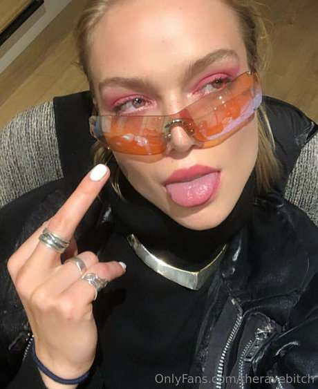 theravebitch star naked image