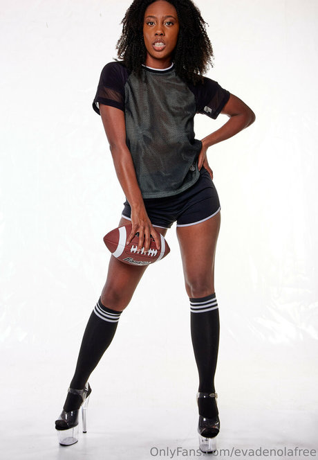 evadenolafree nude model images