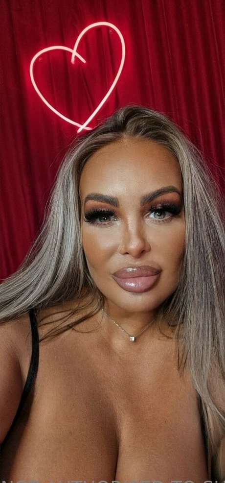 Princess Levi nude pornstar pics