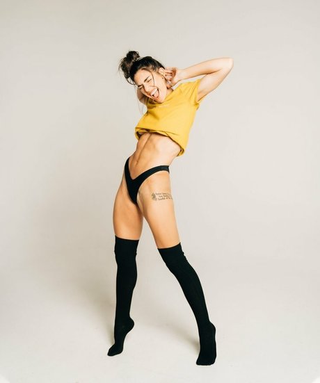 Nikki Howard hot model picture