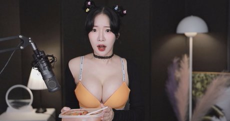 BJ Pyuri erotic actress picture