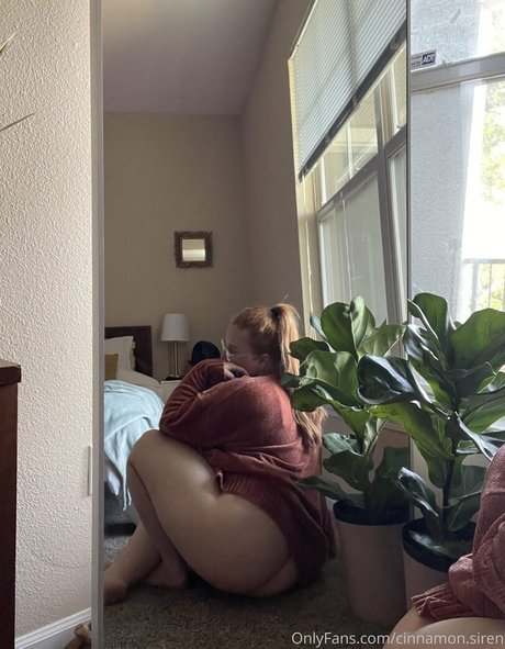 cinnamon siren model porn pic