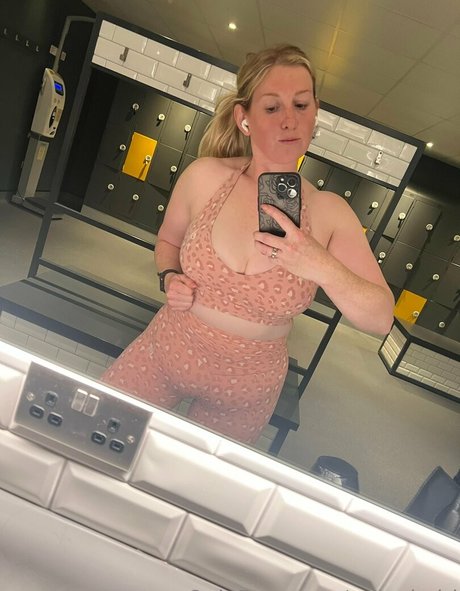 curvykgirl model erotic pics