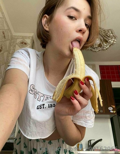 viva magenta model top picture