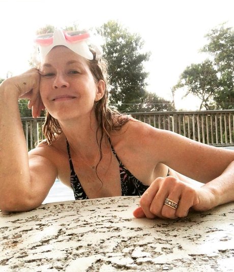 Jenna Elfman exclusive actress image