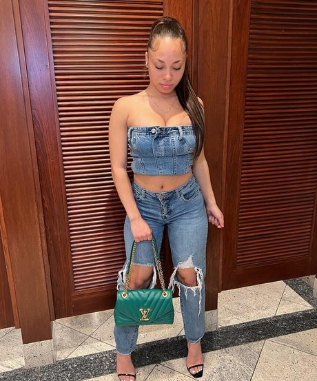 Jada Durroh art model photo