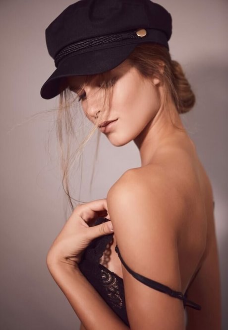 Dana Solomon model top pic