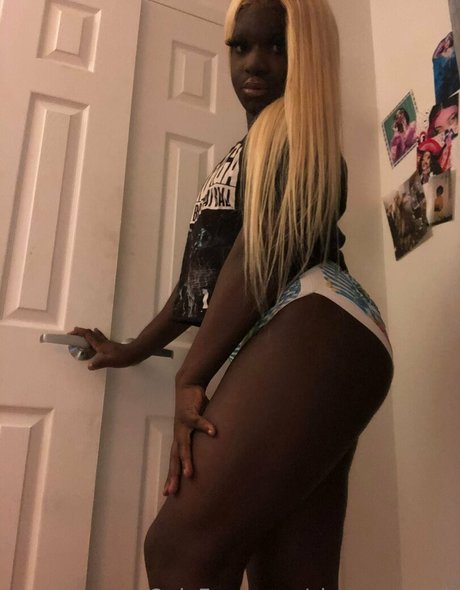 sissy serayah model hot picture