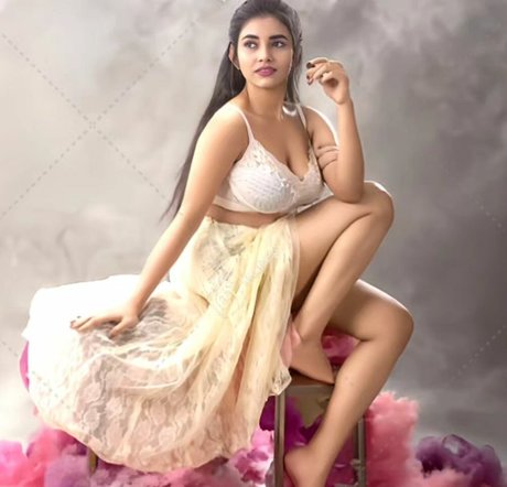 Arpa Roy model naked pics