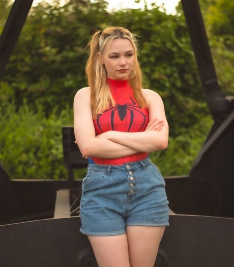 Nomi Teee naked model pic