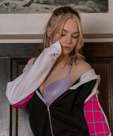 Nomi Teee art actress pics