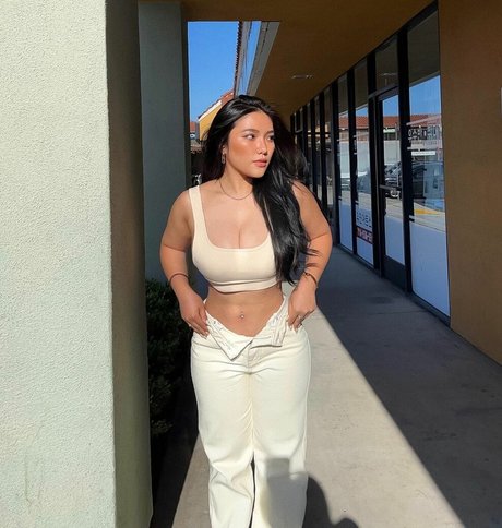 Ngan Nguyen model pic