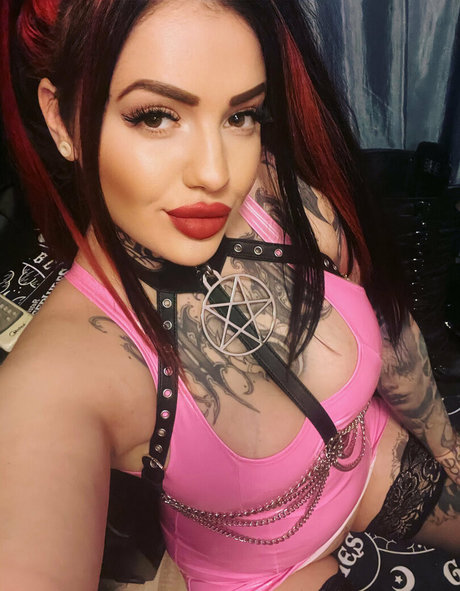 Emily Gontier hot model image