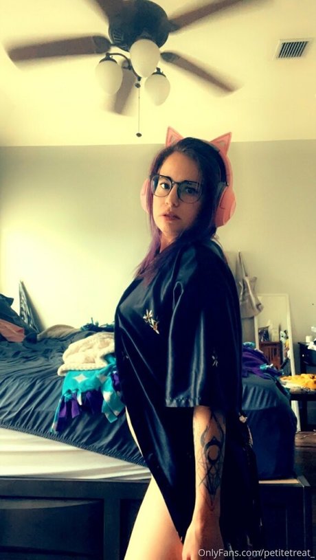 petitetreat_ naked model image