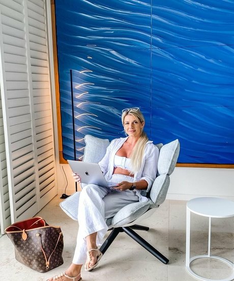 Asha Coulthard top actress pics