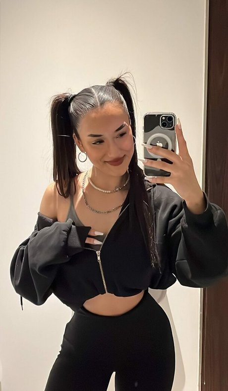 Hale Cabbar model hd photo