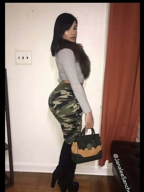 Reina Rodriguez naked model photo