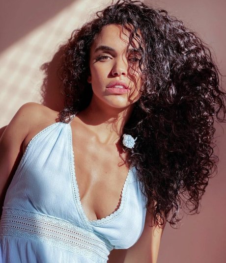 Giovana Cordeiro model naked img