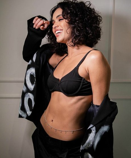 Giovana Cordeiro star nude photos