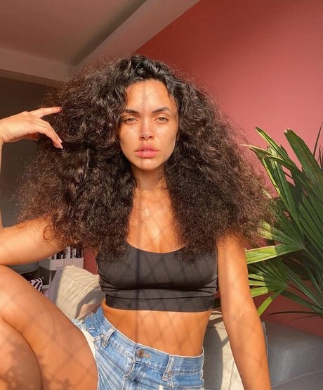 Giovana Cordeiro model naked picture