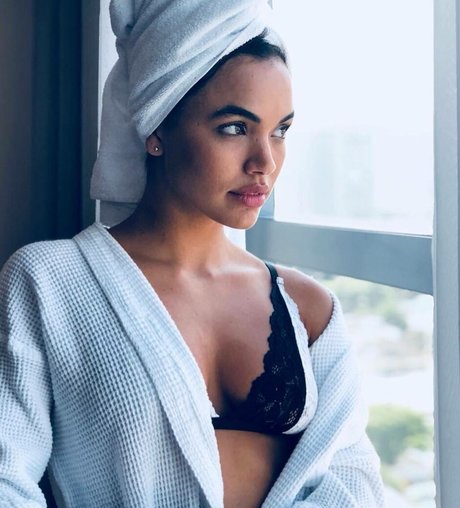 Giovana Cordeiro hd pornstar pics