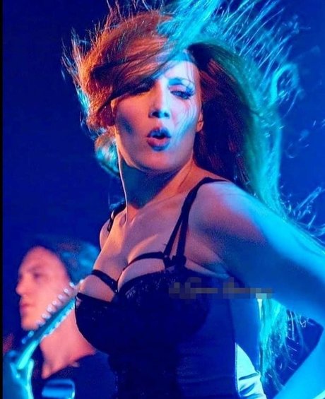 Simone Simons perfect star pic