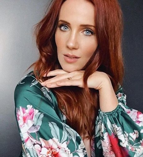 Simone Simons model beautiful image