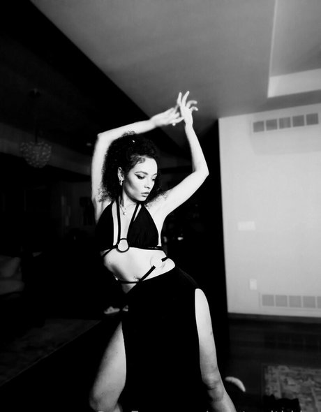 createwithkira erotic model pic