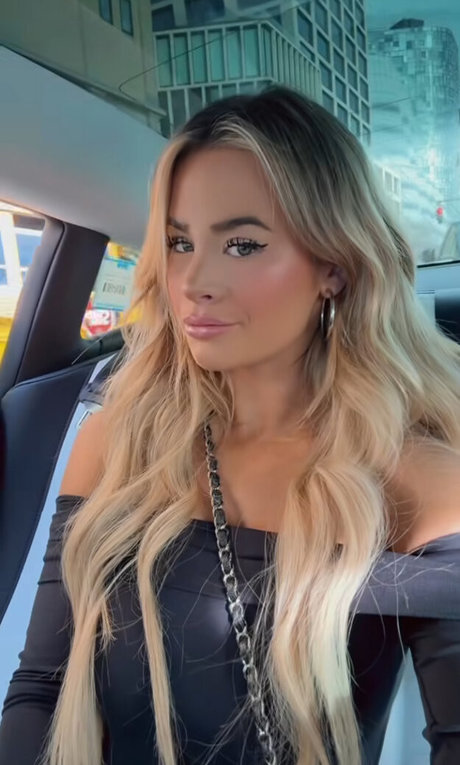 Em1ly El1zabeth perfect pornstar pictures