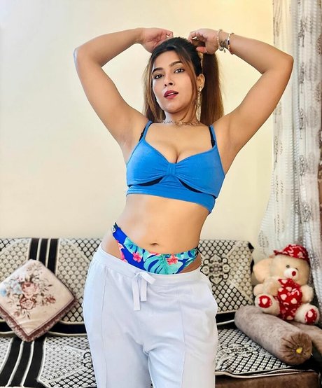 Tanya Chaudhari exclusive model pic