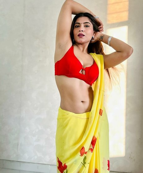 Tanya Chaudhari star sexy pics