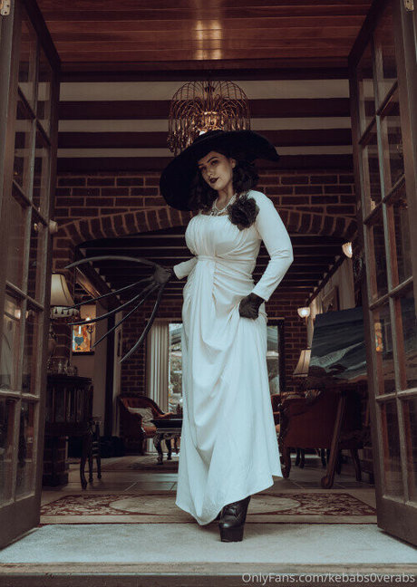 Lady Dimitrescu nudes model pic