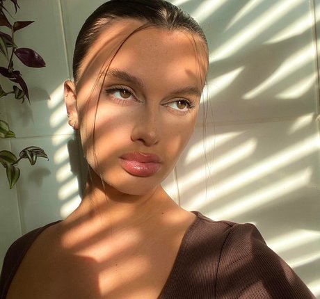 Isabella Evans free model pics