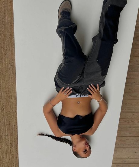 Isabella Evans sexy model pic