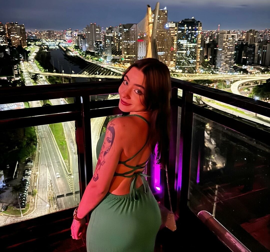 Ellen Maggnus hot actress pic