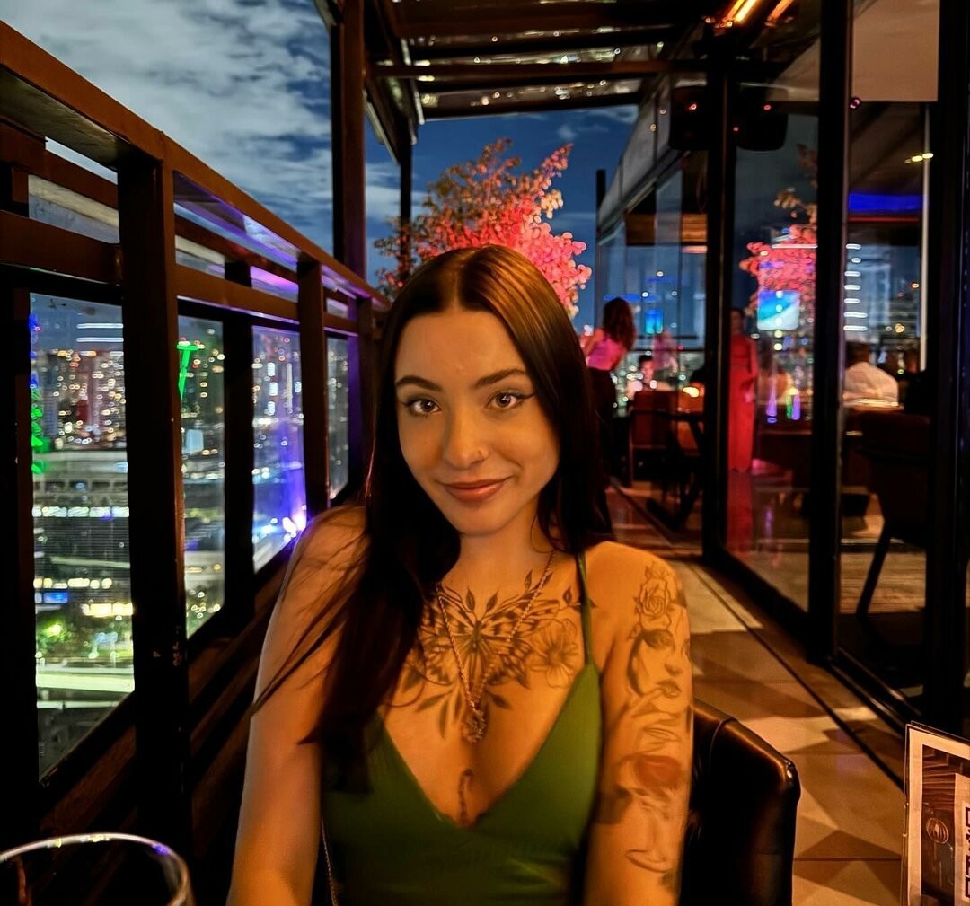 Ellen Maggnus adult model image