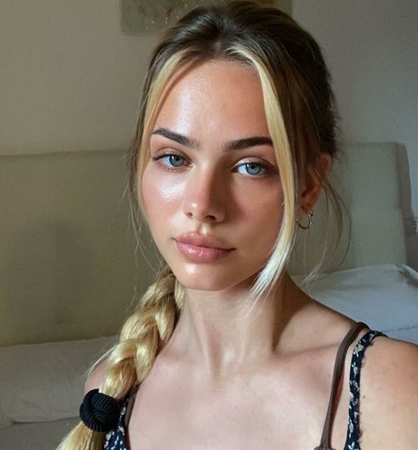 Sara Crumbleleg star hd photos