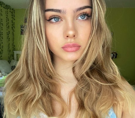 Sara Crumbleleg exclusive model photo