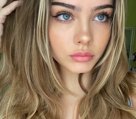 Sara Crumbleleg porn model gallery