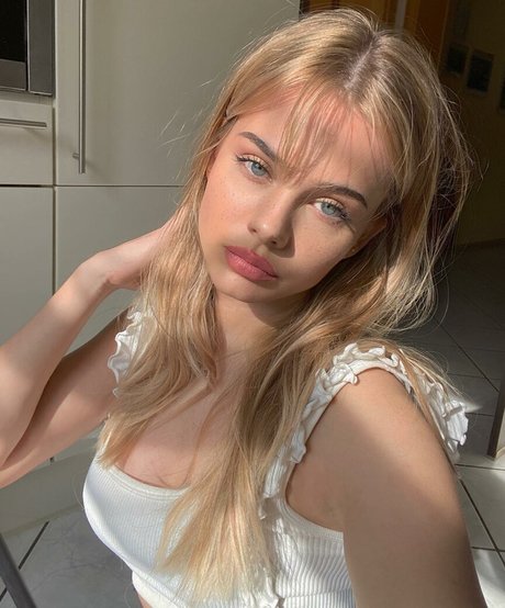 Sara Crumbleleg pornstar pretty photos